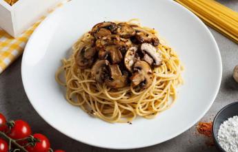 Макароны с грибами на сковороде